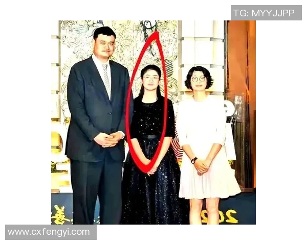 姚明女儿街头玩耍引关注小小身影展现大明星的风采