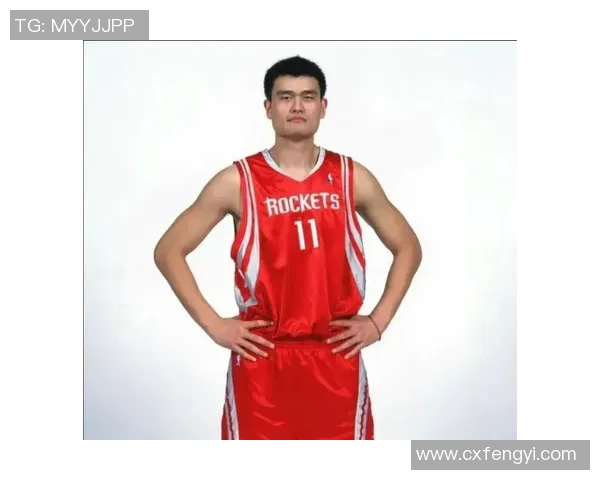 姚明在雨中坚持训练展现不屈精神与对篮球的热爱