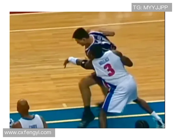 姚明砸球瞬间引发全场欢呼，篮球传奇再现激情时刻