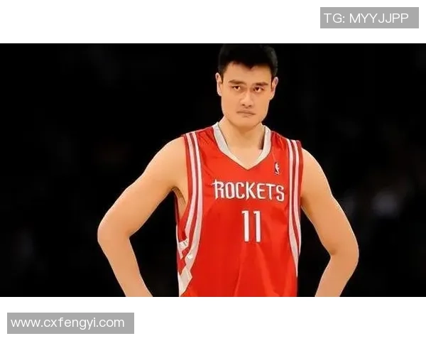 姚明首次登场火箭队引发全场热烈欢呼篮球传奇之路正式开启