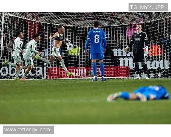 国王杯惊天冷门里昂大胜巴黎圣日耳曼引发全场震动与热议 国王杯惊天冷门里昂大胜巴黎圣日耳曼引发全场震动与热议